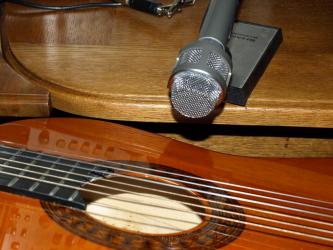 Mikrophon an der Gitarre